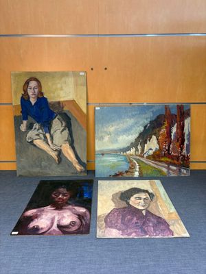 trois tableaux représentant une femme assise sur une chaise devant un mur