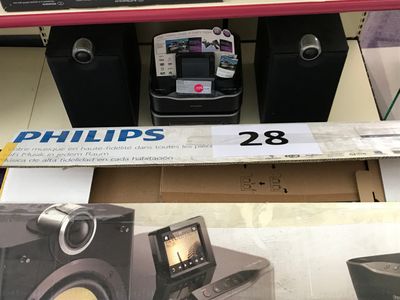une photo d'un présentoir d'appareils électroniques dans un magasin
