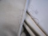 un gros plan sur un pantalon orné d'un oiseau brodé