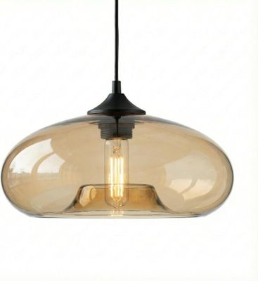 un gros plan d'une lampe posée sur un fond blanc
