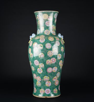 un vase vert orné d'un motif floral