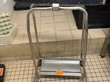 un petit tabouret au milieu d'un sol carrelé