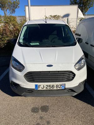 La camionnette blanche est garée à côté de la camionnette blanche sur le parking.