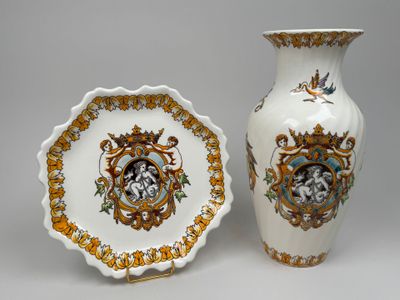 deux vases et une assiette décorés d'un motif