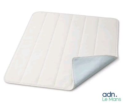 un gros plan d'un surmatelas posé sur une surface blanche