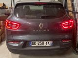 une voiture garée dans un garage à côté d'une clôture
