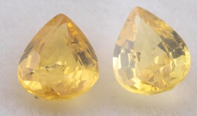 une paire de saphirs jaunes sur un fond blanc
