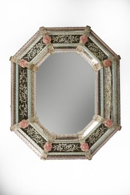 un miroir orné de fleurs disposées en hexagone