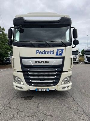 l'avant d'un camion blanc garé sur un parking