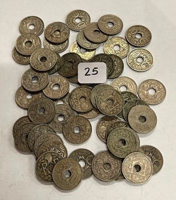 une pile de vieilles pièces posée sur une table blanche