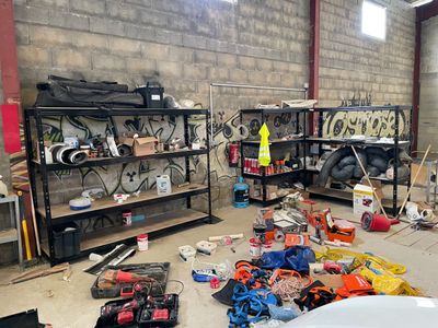 une pièce où il y a beaucoup d'outils, dont certains sont par terre