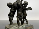 sculpture en bronze représentant trois chérubins sur un socle en marbre