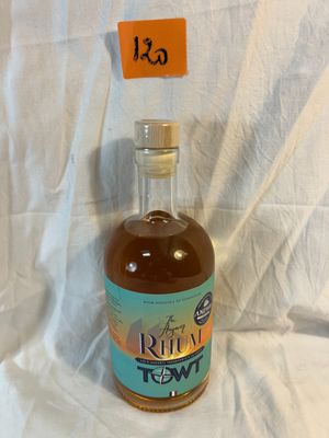 une bouteille de rhum posée sur une table