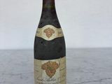 une bouteille de vin posée sur une table