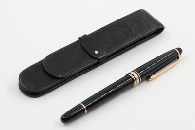 étui à stylos en cuir noir contenant un stylo et un stylo à bille noir sur fond blanc