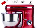 un robot pâtissier rouge équipé d'un fouet et d'un accessoire pour fouetter