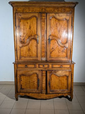 une grande armoire en bois surmontée de deux portes