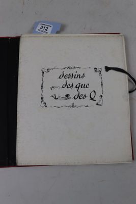 un petit livre sur lequel figurent des inscriptions, posé sur une table