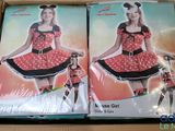 une paire de déguisements de Minnie Mouse pour filles dans une boîte en carton