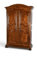 ARMOIRE (grande) rustique en bois de loupe moulurée, reposan…