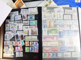 une photo d'un livre sur lequel figurent des timbres