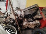 un moteur de voiture qui traîne dans le garage