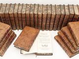 plusieurs vieux livres sont empilés sur une table