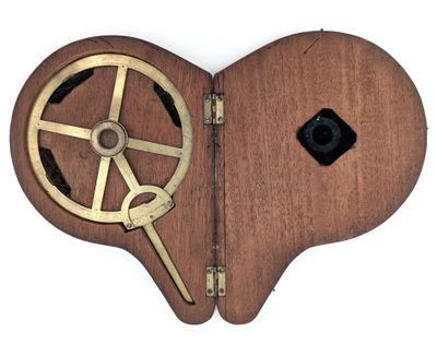 une boîte en bois en forme de cœur contenant une horloge