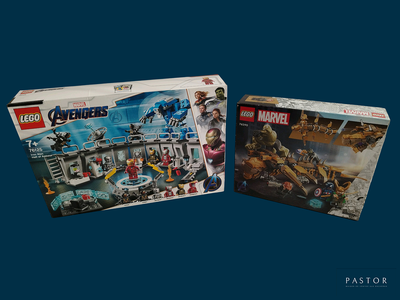 deux boîtes de Lego posées sur une surface bleue