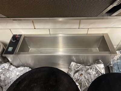 deux casseroles noires posées sur le plan de travail de la cuisine