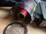 un aspirateur posé sur une table à côté d'une tasse