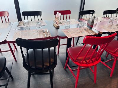 10 tables en bois deux personnes (6 de couleur rouge et 4 … - Photo 1