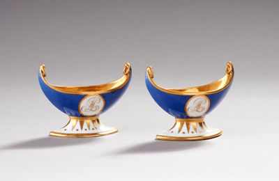 une paire de vases bleus et dorés, avec une horloge au milieu