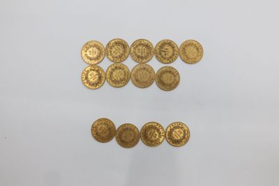 un gros plan sur un tas de pièces d'or posées sur une surface blanche