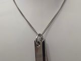 gros plan d'un collier sur un mannequin mannequin