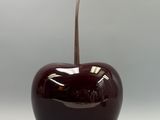 un gros plan d'une pomme d'où sort une tige