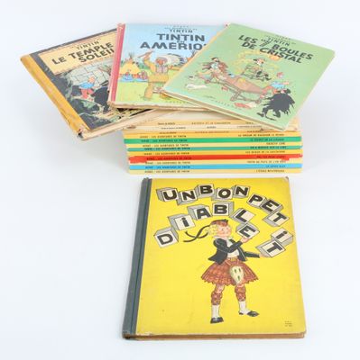 plusieurs livres pour enfants empilés les uns sur les autres sur une surface blanche