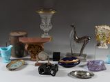 de nombreux objets en verre de toutes sortes exposés sur la table