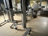 une image représentant une pièce remplie de machines