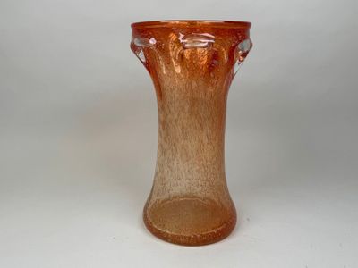 un vase en verre posé sur une table