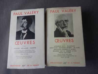 deux livres sur une table avec l'image d'un homme et d'une femme