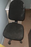 Ensemble de mobilier en mauvais état, comprenant un bureau e… (photo 5)