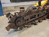 a very old machine that is sitting on the floor