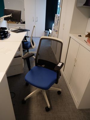 un bureau avec une chaise et un ordinateur dessus
