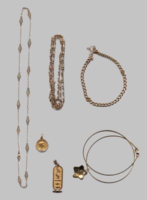 un assortiment de bijoux comprenant un collier, un bracelet et une bague