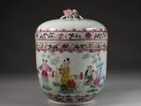 Pot en porcelaine de la « Famille chinoise » avec couvercle, orné de personnages et de fleurs