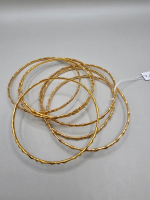 un lot de cinq bracelets plaqués or en fil torsadé