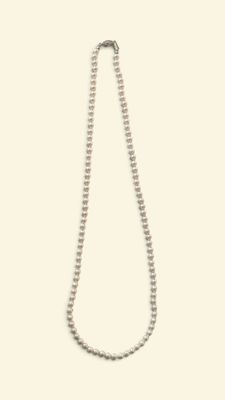 un collier de perles blanches sur fond blanc