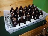 plusieurs bouteilles de bière dans un panier posé sur le comptoir