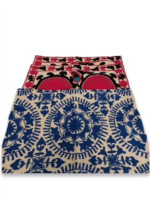 un lot de trois sets de table en coton imprimés à la main, bleus et rouges